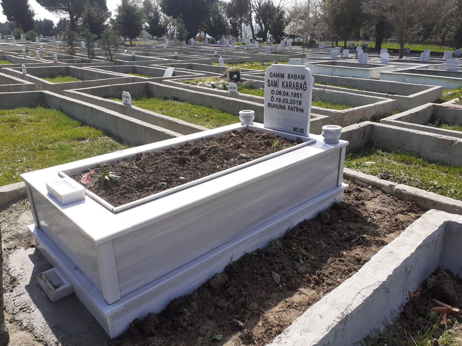 TEK KİŞİLİK VAZOLU MERMER MEZAR YAPIMI
