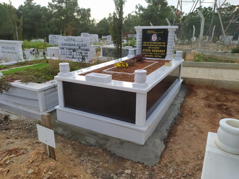 TEK KİŞİLİK SÜTUNLU GRANİT MEZAR MODELİ