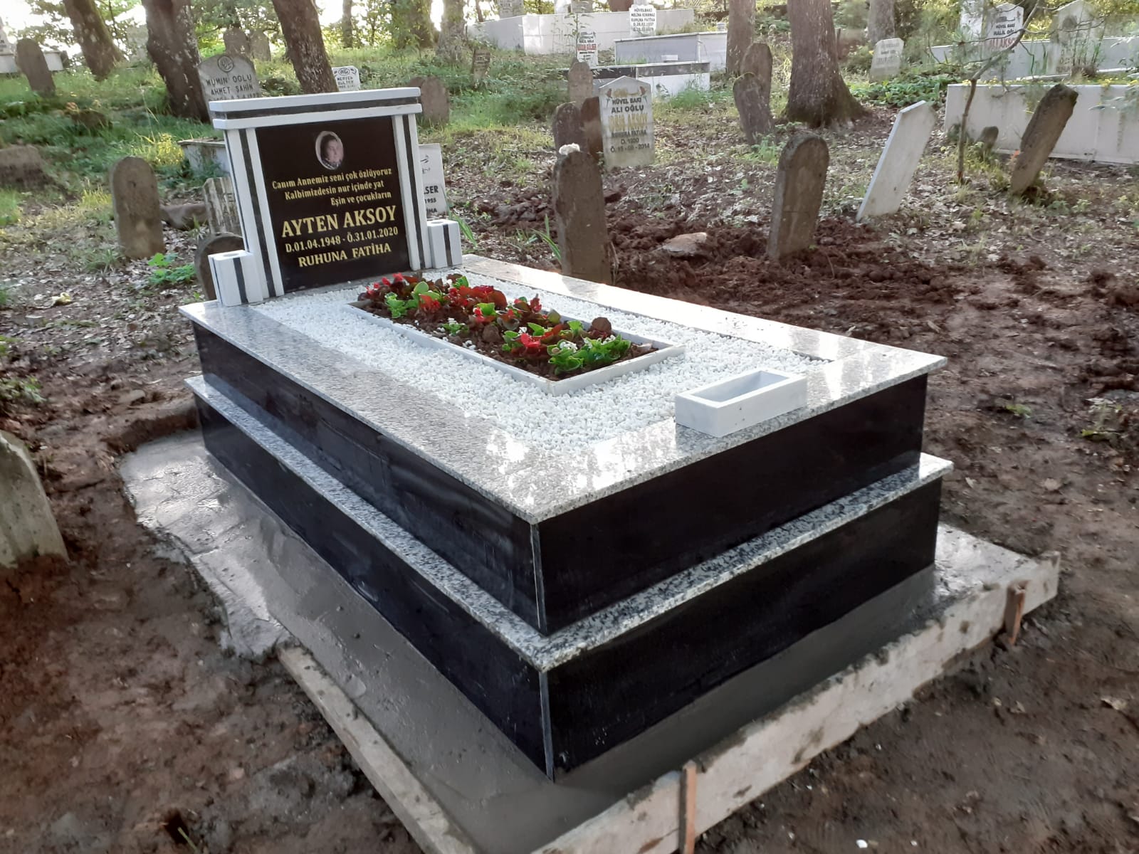 TEK KİŞİLİK BAŞ TAŞI SÜTUNLU GÖVDE GRANİT MEZAR