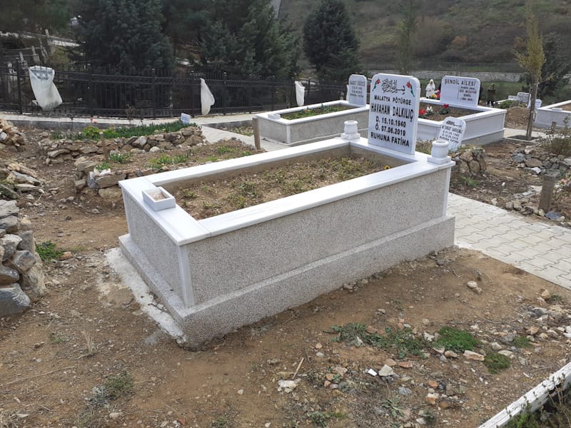 TEK KİŞİLİK VAZOLU MOZAİK MEZAR