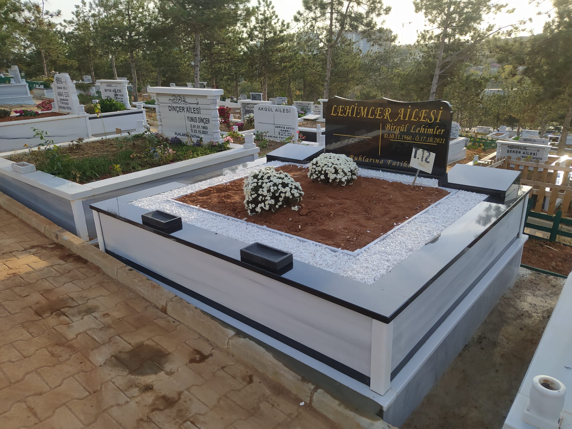 İKİ KİŞİLİK KÜPEŞTE VE SÜPÜRGELİK GRANİT MERMER MEZAR