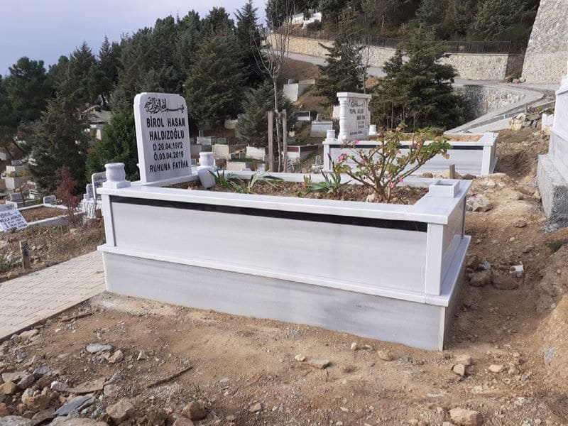 BIR KİŞİLİK ŞERİTLİ MERMER MEZAR	