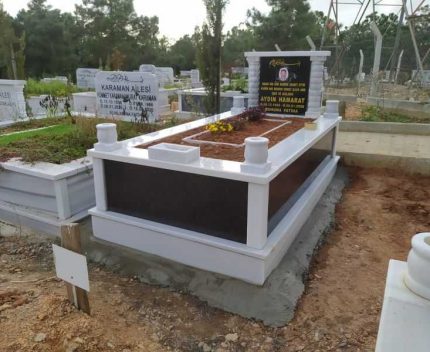 Tek Kişilik Sütunlu Granit Mezar Modeli