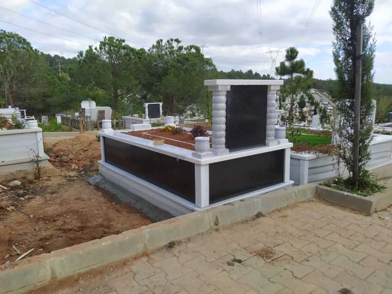 TEK KİŞİLİK SÜTUNLU GRANİT MEZAR MODELİ (2)