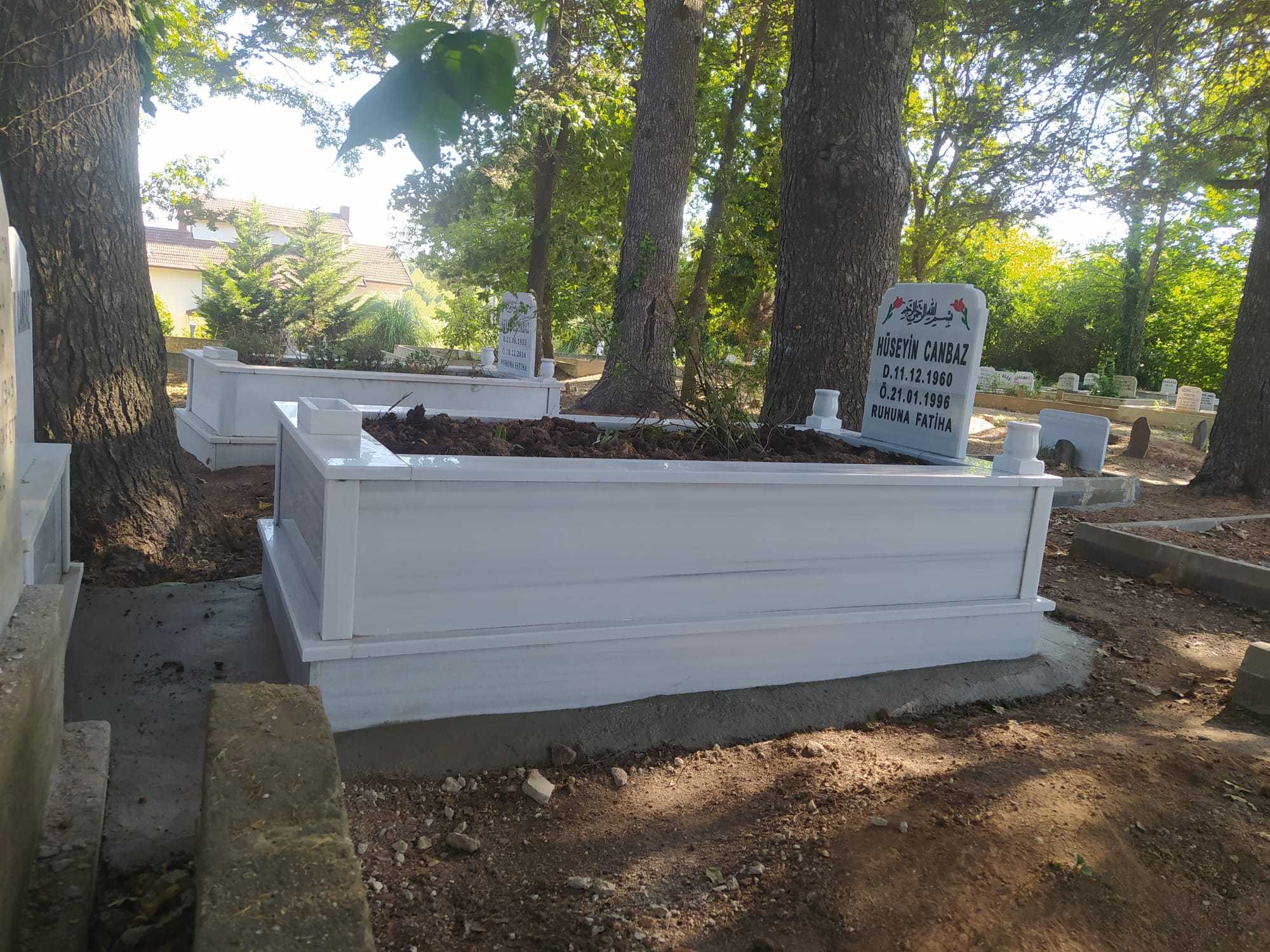 TEK KİŞİLİK VAZOLU MERMER MEZAR (1)